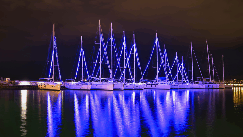 Μπλε χριστουγεννιάτικος φωτισμός στη μαρίνα Βόλου, νυχτερινή λήψη