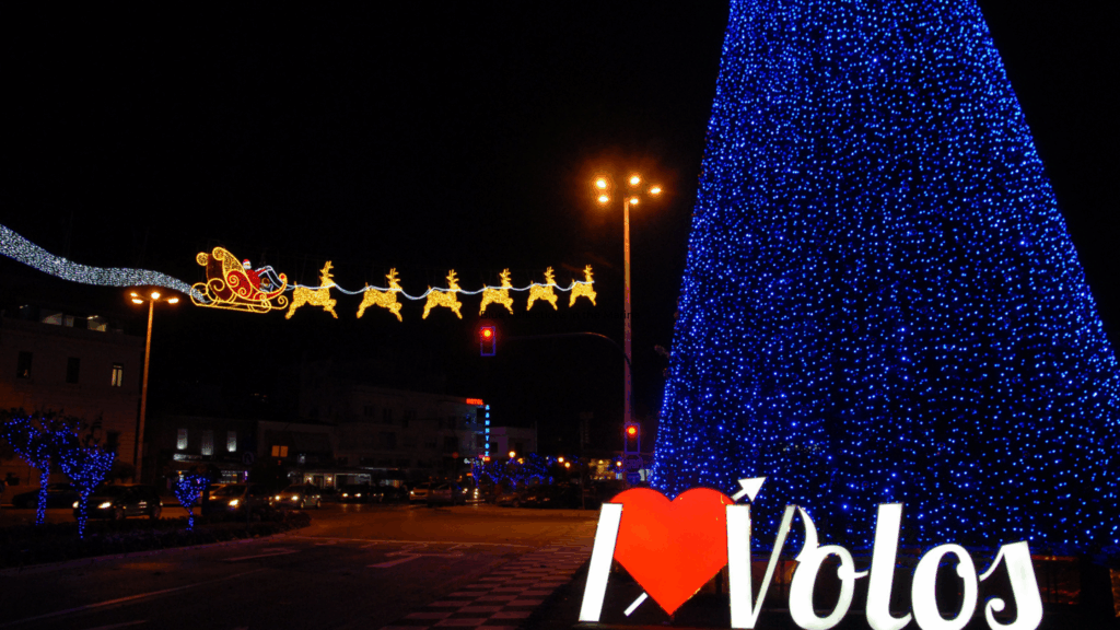Χριστουγεννιάτικο δέντρο στον Βόλο με γιορτινό φωτισμό τη νύχτα